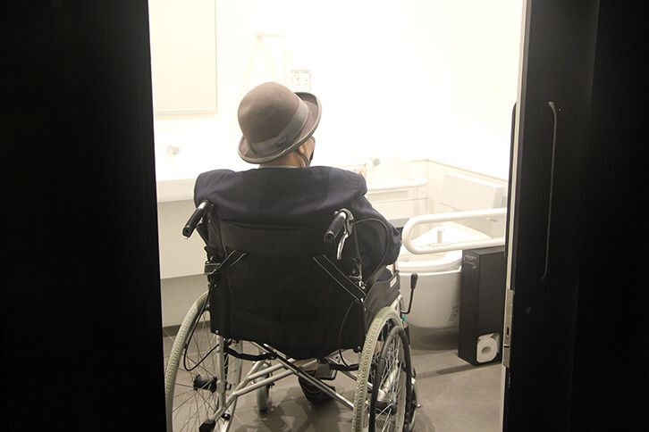 バリアフリートイレに入るコータリさん