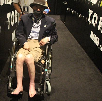 靴を脱ぐコータリさん