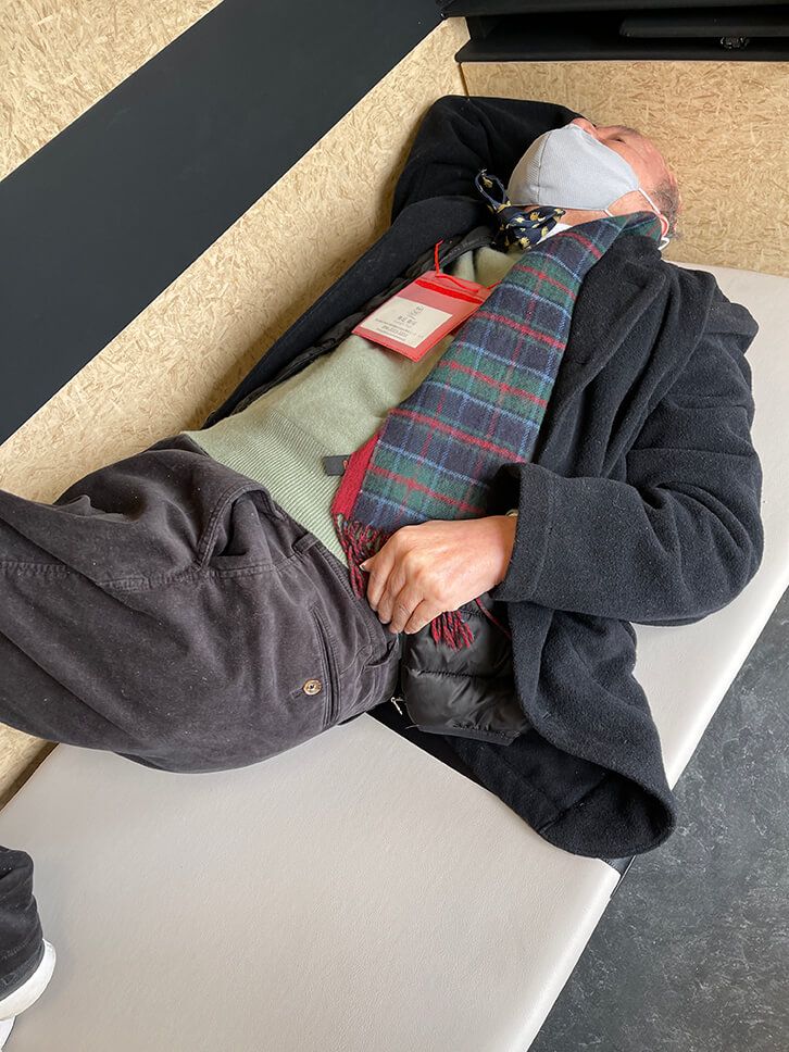 トイレのベッドに横たわるコータリさん