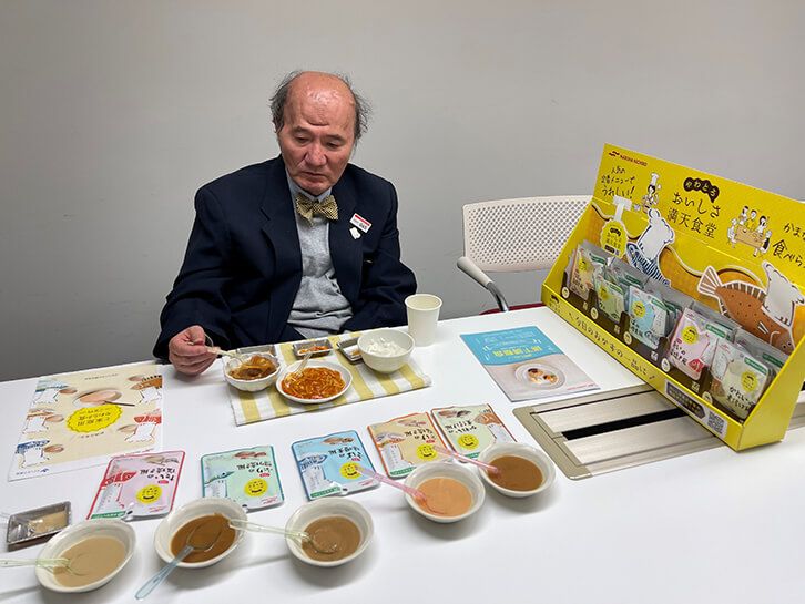 マルハニチロで試食するコータリさん