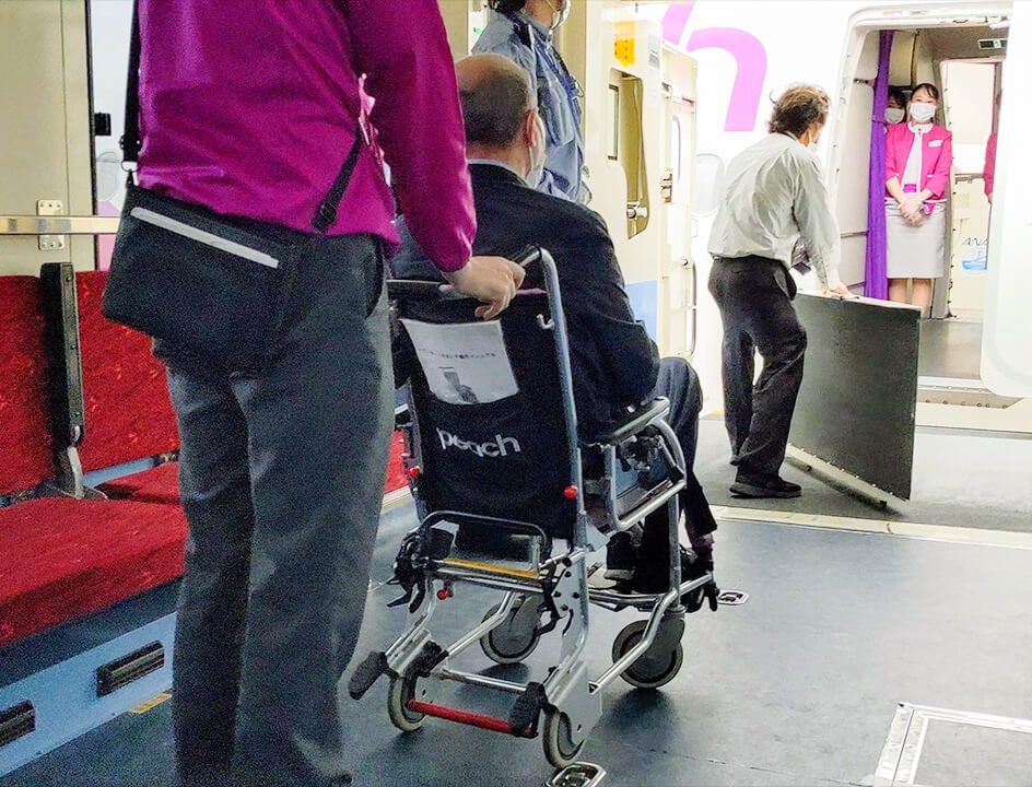 飛行機に乗り込むコータリさん
