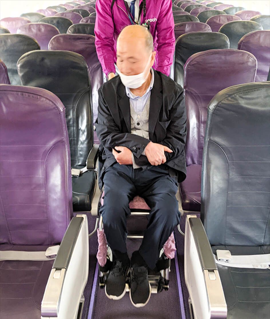機内を車椅子で移動するコータリさん