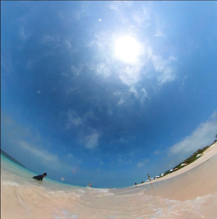 夏の太陽と砂浜