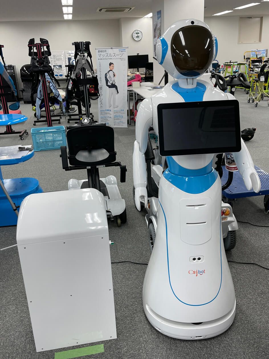 ロボットがたくさん置かれている空間