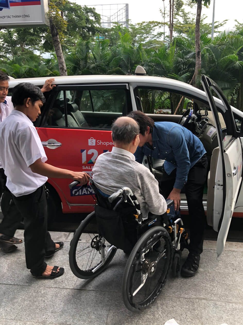 車に乗り込むコータリさん