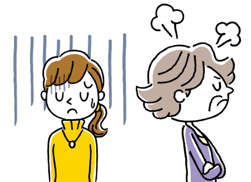 被害妄想で怒っている高齢女性とうなだれて落ち込む若い女性