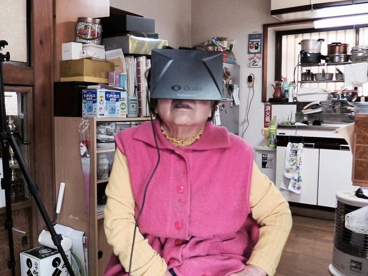 VR旅行を体験する女性