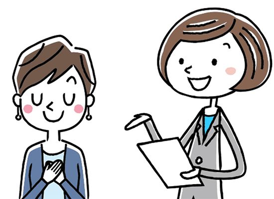 紙を持って話をするスーツ姿の若い女性と胸に手を当てて安心した様子の若い女性