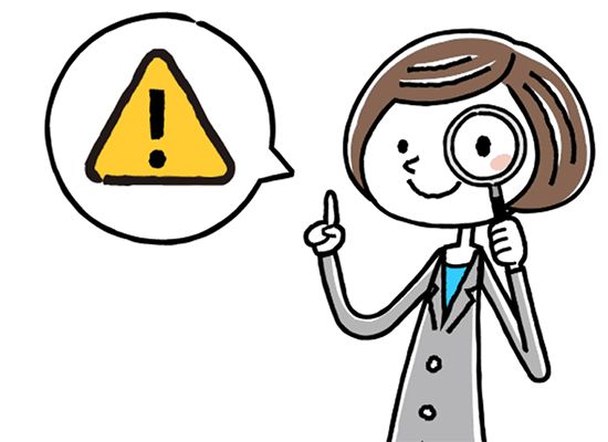 虫眼鏡を持って注意すべきことを話すスーツ姿の女性
