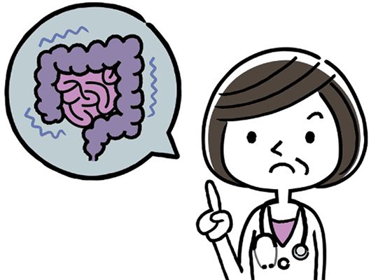 険しい表情で大腸がんの話をする女性医師
