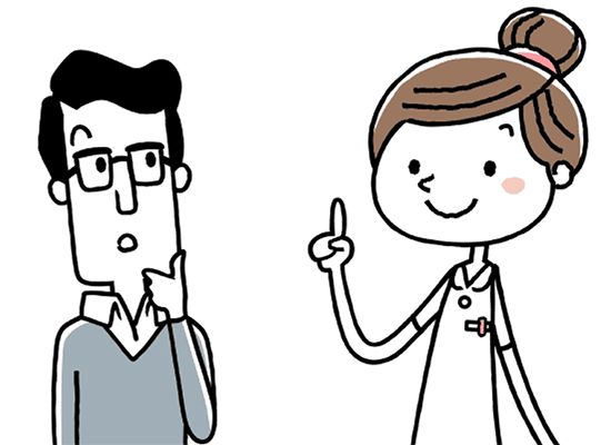 人差し指を立てて話をする若い看護職員と、話を聞く若い男性