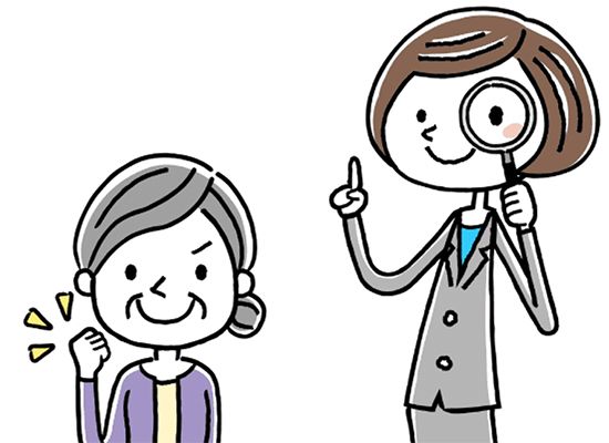 虫眼鏡を持って話をするスーツ姿の若い女性と、ガッツポーズする高齢女性