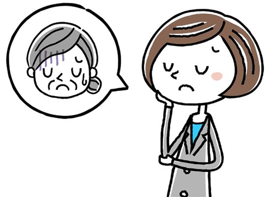 落ち込んでいる高齢女性のことを考えて悩む、スーツ姿の若い女性