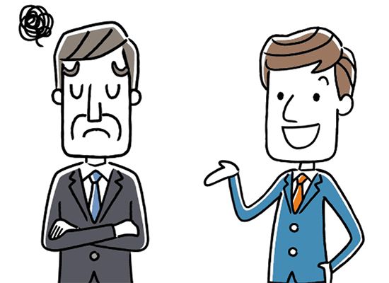 明るい表情で話をするスーツ姿の若い男性と、腕を組んで複雑そうな表情のスーツ姿の高齢男性