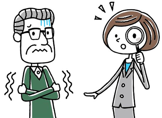 青ざめた表情で体を震わせている高齢男性と、虫眼鏡を持って高齢男性を発見したスーツ姿の若い女性