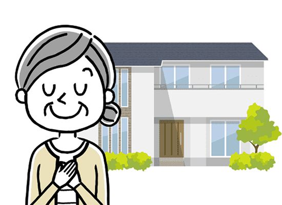 ケアハウスの前で、安心して胸に手を当てた様子の高齢女性
