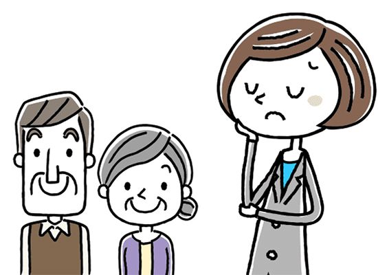 考えごとをしているスーツ姿の若い女性と並んだ老夫婦