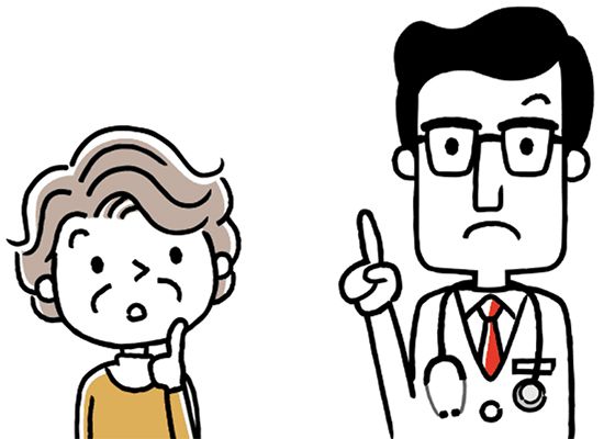 人差し指を立てて話をする男性医師と、話を聞く高齢女性