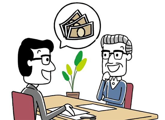 高齢男性にお金の話をする若いスーツ姿の男性