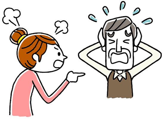 頭を抱えて苦しむ高齢男性と、怒っている若い女性