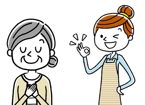 オッケーサインを出すエプロン姿の若い女性と、胸に手を当てて安心した様子の高齢女性