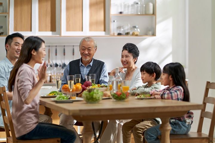 「共食」が高齢者の介護予防に効果あり!家族でできる4つの工夫と孤食のリスクを解説|介護の教科書|みんなの介護