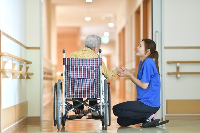 老人ホームでの介護職員と利用者のイメージ