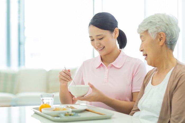 介護福祉士が食事介助するイメージ