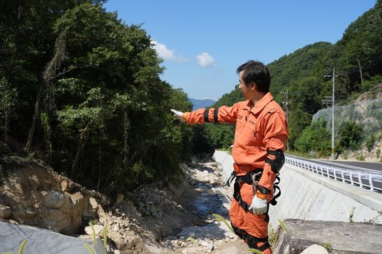 レスキューの格好をした野村氏