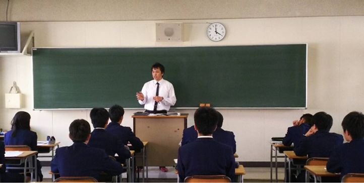学校で講義をする野村氏
