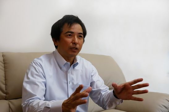 インタビューに答える野村氏