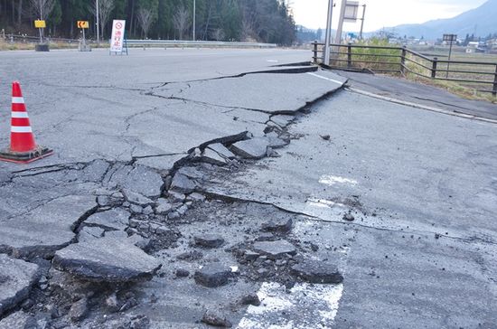 地震発生時にアスファルトが割れてしまった道路