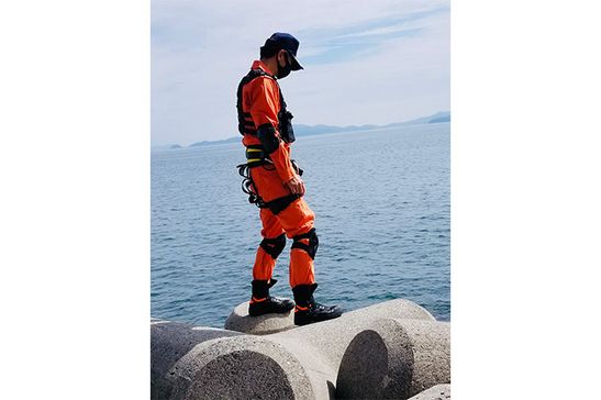 海辺で警戒をする野村氏