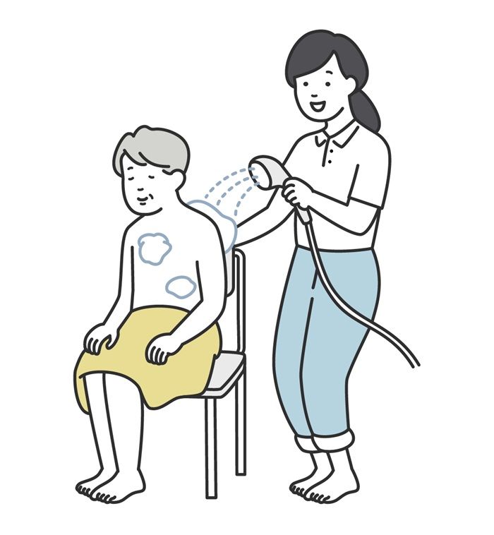 入浴介助を受けている男性要介護者（画像提供：イラスト AC）