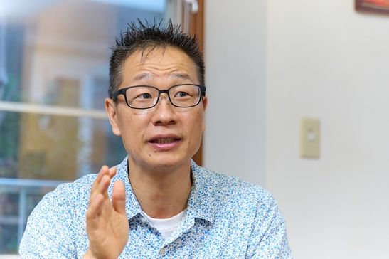 取材に答える谷本氏
