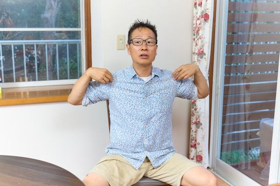 背筋のトレーニング方法を示す谷本氏
