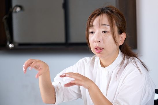 取材に答える室津氏