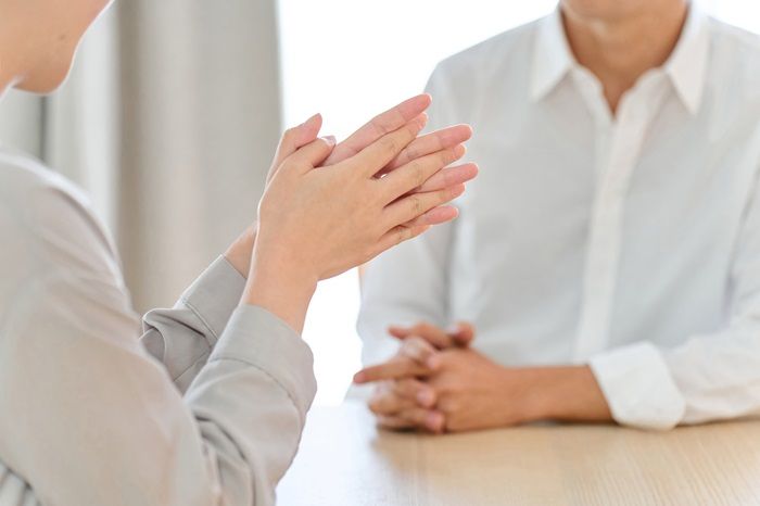 高齢者と後見人の会話イメージ