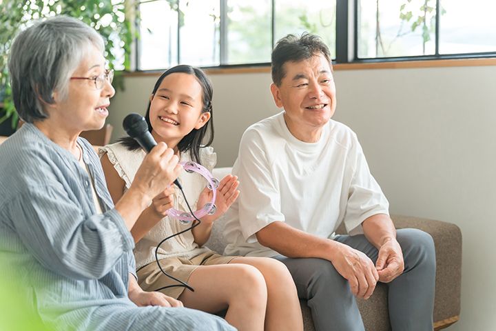女性と男性が並んで座っている