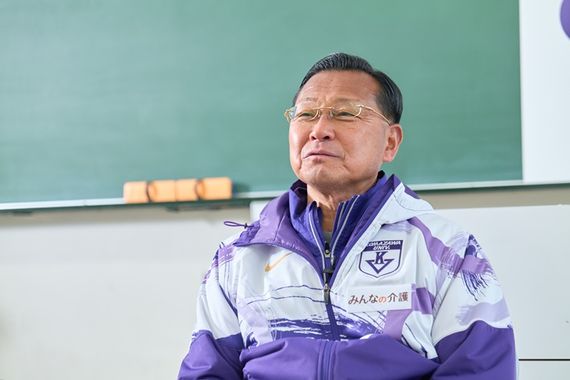 取材に答える大八木総監督
