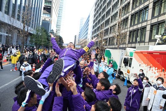 胴上げされる大八木監督（提供写真）
