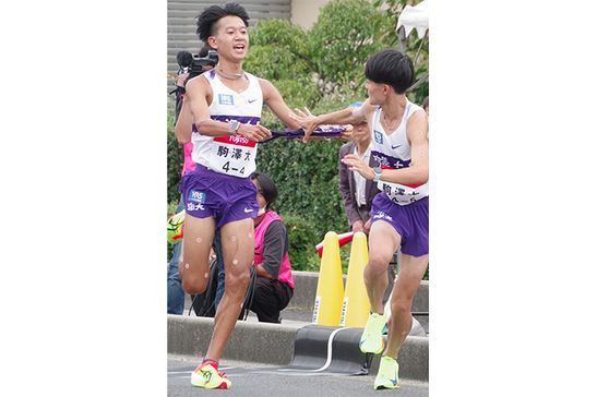 襷をつなぐ選手（提供写真）
