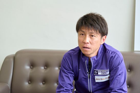 取材に答える藤田監督