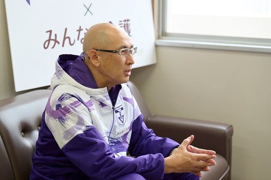 取材に応える岩井氏