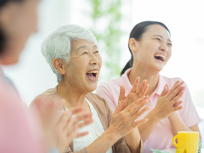 夏祭りの様子(屋台と参加者)