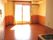 エアコンが付いたフローリングの部屋にはカーテンが付いた窓があり、流し台も設置されている。