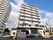 白いマンションは周辺にも高い建物がある。街中の風景。