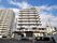 大きなマンションは各フロアにベランダが付き、屋外には階段もついている。