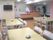 6人掛けのテーブルが3つ並んだダイニングにはテレビが設置され、館内には観葉植物が多く置かれている。