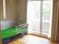 フローリングの部屋には介護ベッドやエアコンがあり、カーテンが付いたおおきな窓がある。